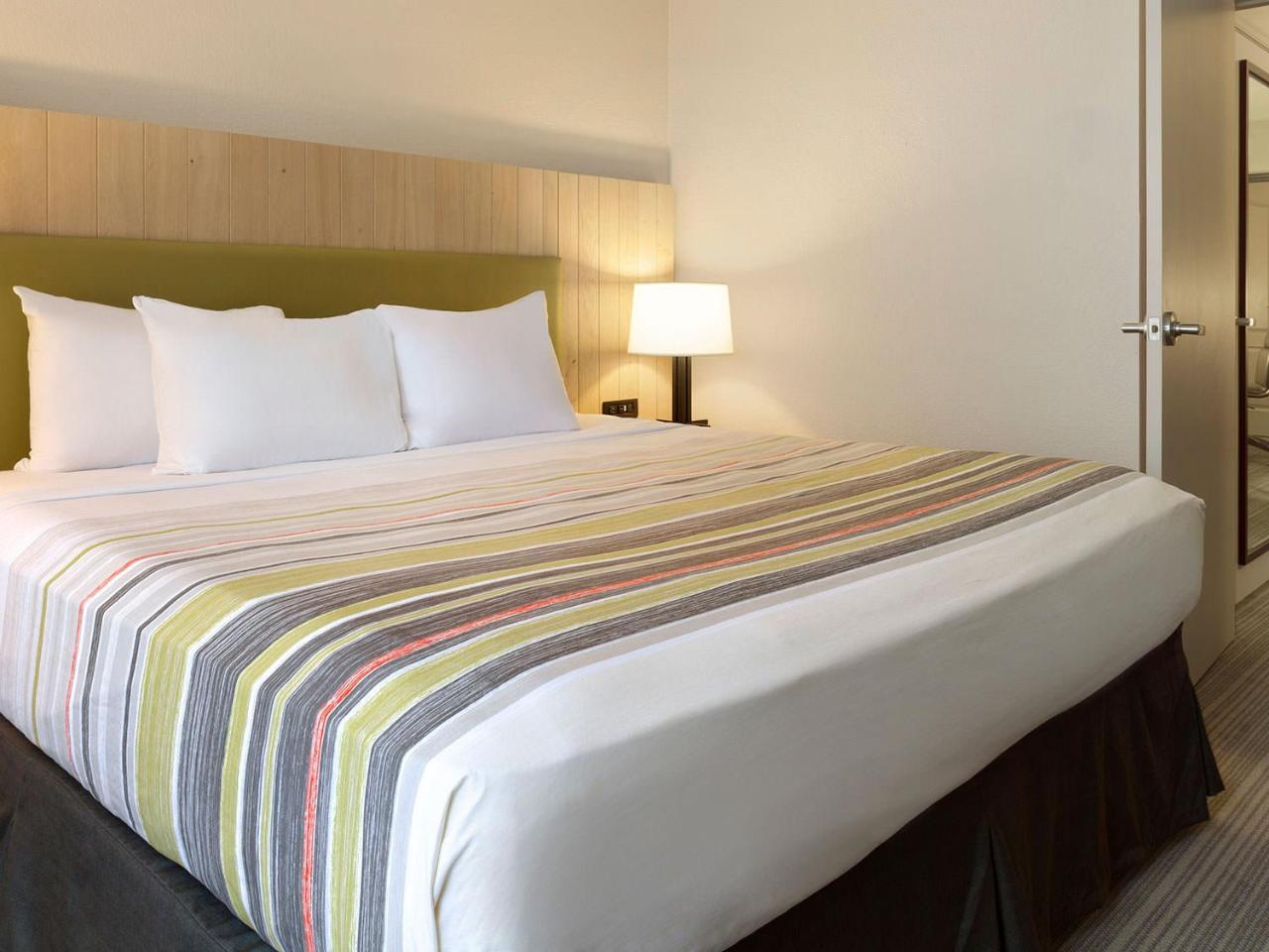Hotel Country & By Radisson, Grove, Mn