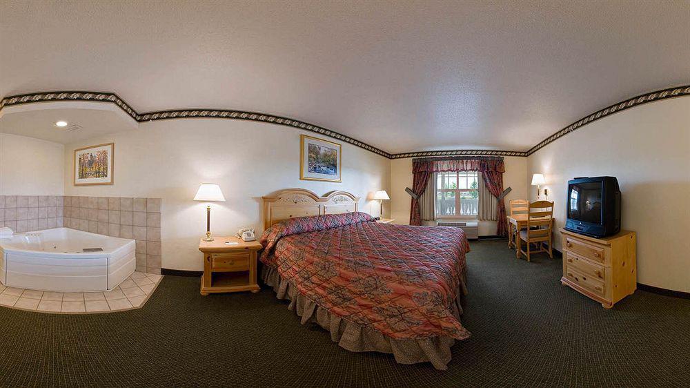 Hotel Country & By Radisson, Grove, Mn