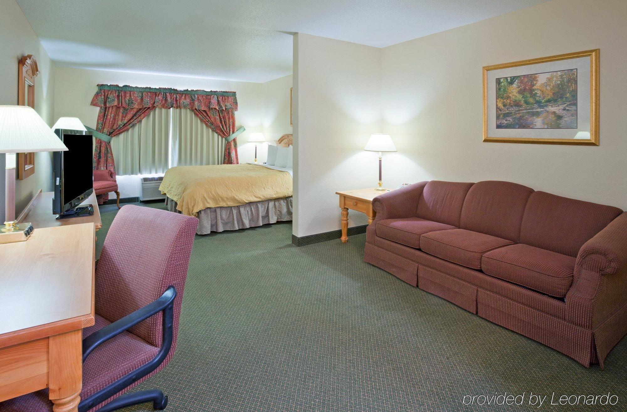 Hotel Country & By Radisson, Grove, Mn